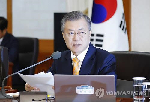 문재인 대통령이 23일 오전 청와대에서 열린 국무회의를 주재하고 있다. 이날 국무회의에서는 3차 남북정상회담에서 채택된 '9월 평양공동선언'과 '역사적인 판문점선언 이행을 위한 군사분야 합의서'가 상정된다.   연합뉴스